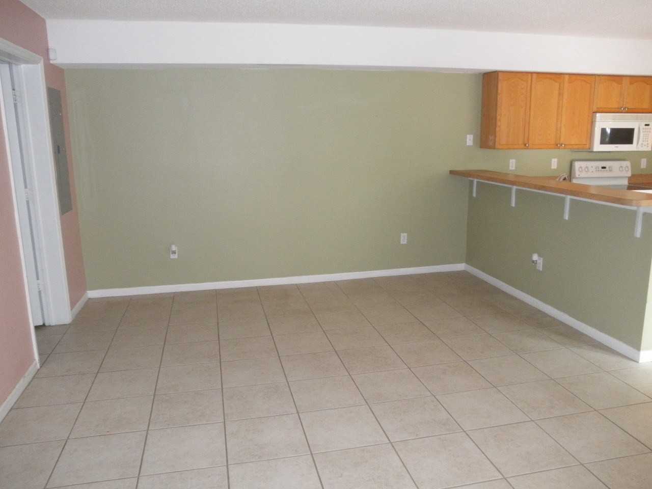 2227 White Pine Cir Apt B - Photo 3 of 9