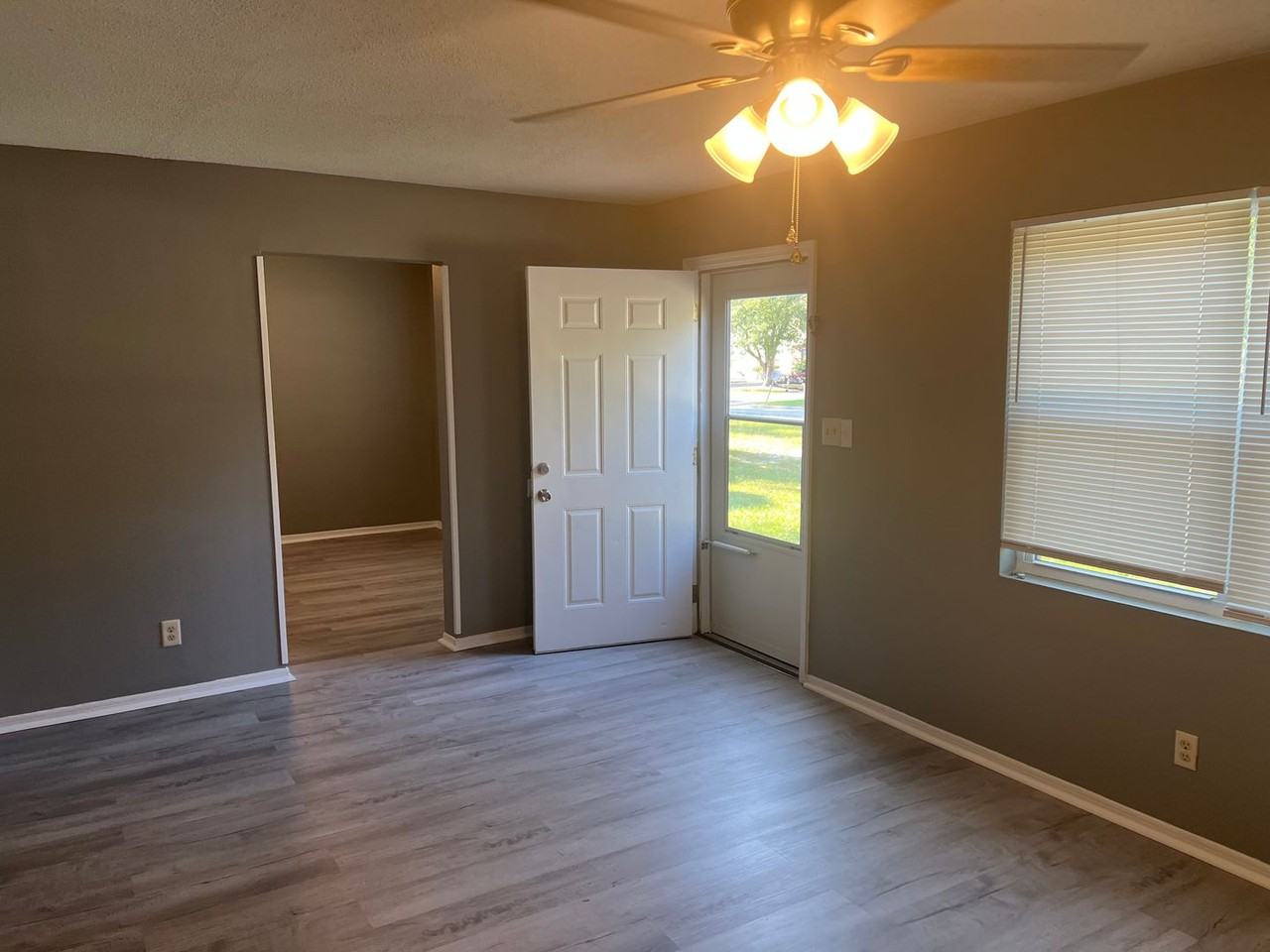 712 Elaine St - Photo 2 of 12