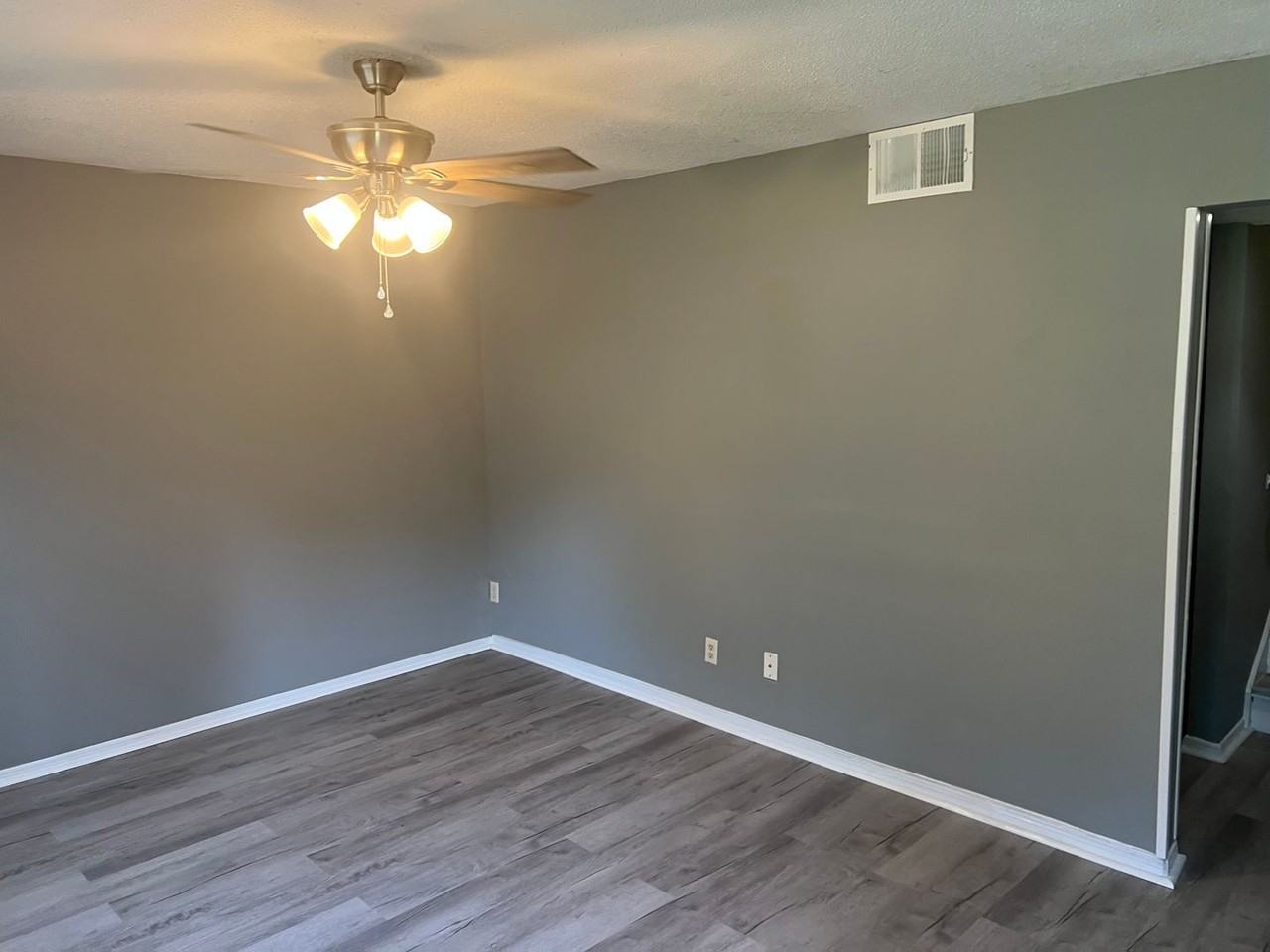 712 Elaine St - Photo 3 of 12
