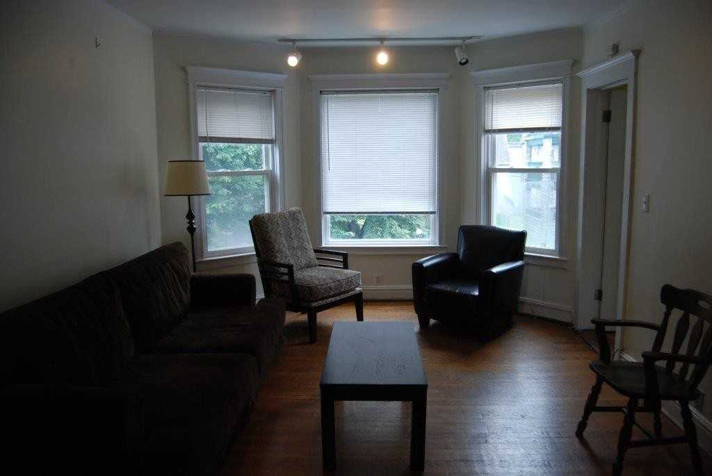827 Simpson St - Photo 5 of 9