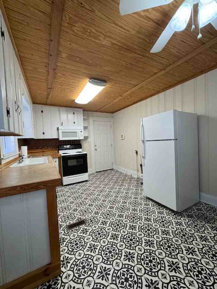 409 Linwood Ave - Photo 4 of 11