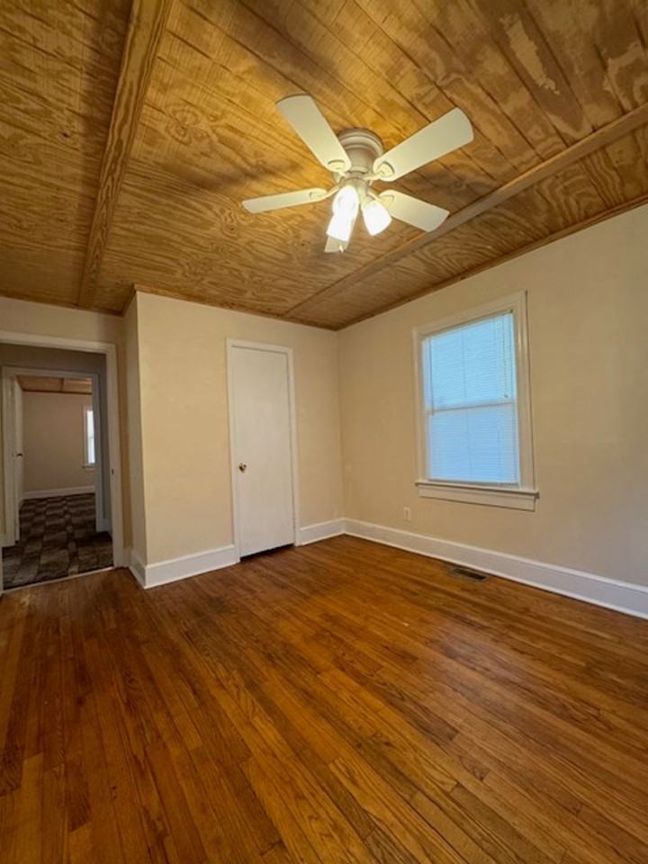 409 Linwood Ave - Photo 5 of 11