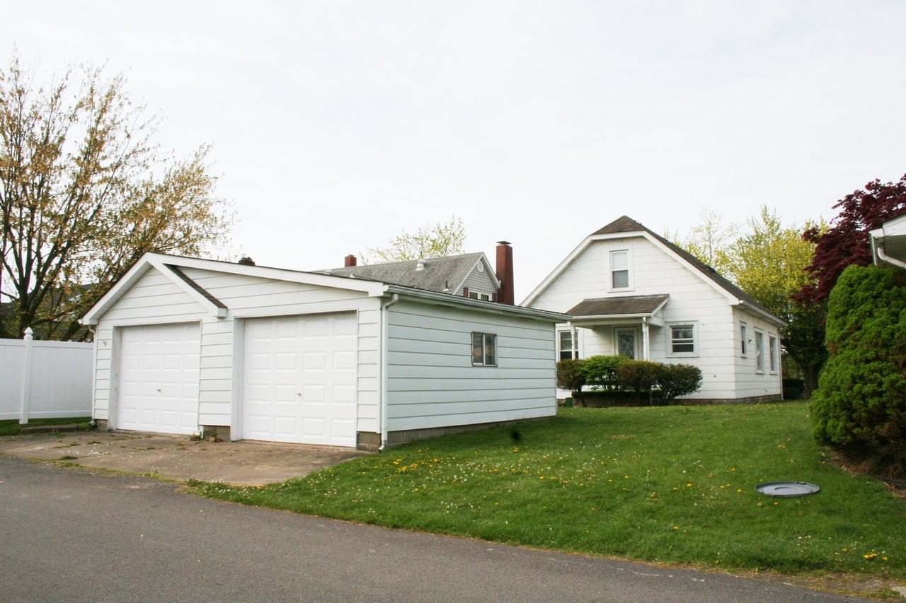 1244 Elmhurst Dr - Photo 2 of 17