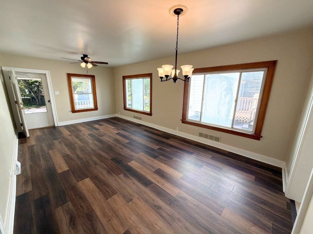 1244 Elmhurst Dr - Photo 4 of 17