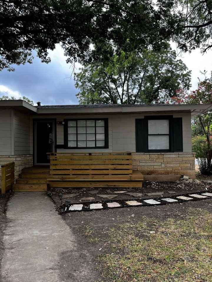 146 Rodena St - Photo 2 of 19