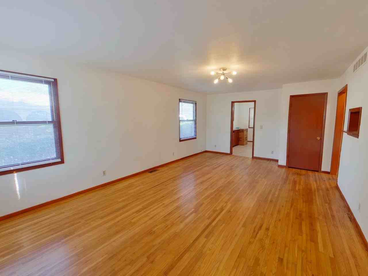 452 S Knight St - Photo 2 of 11