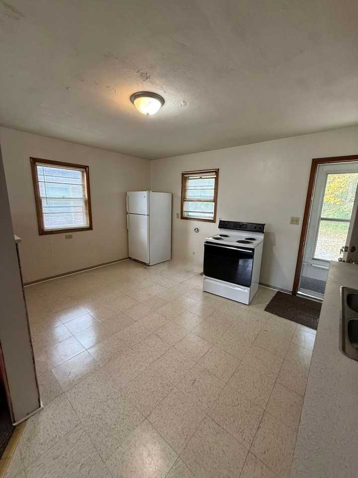 719 Avenue C - Photo 3 of 7