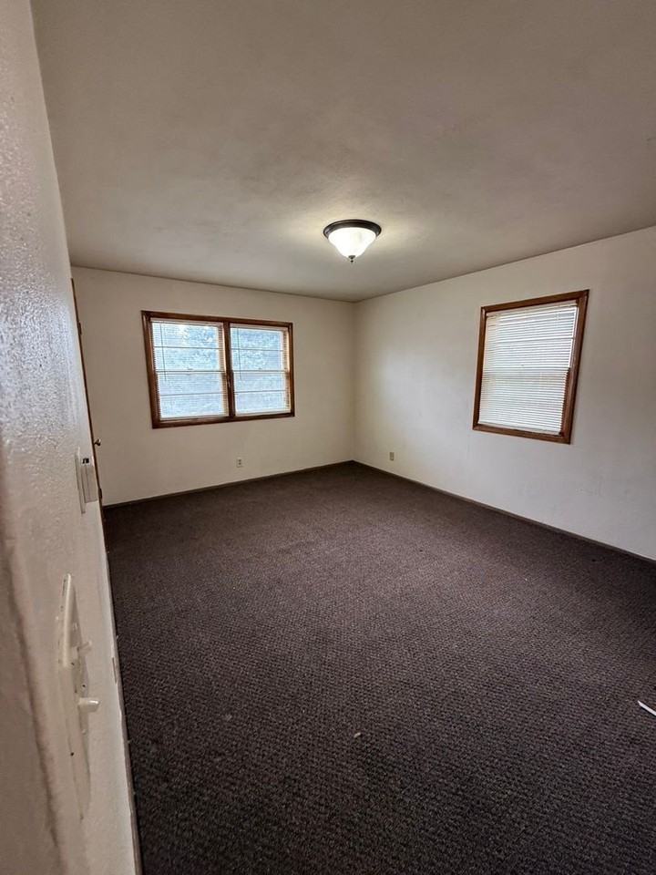 719 Avenue C - Photo 4 of 7