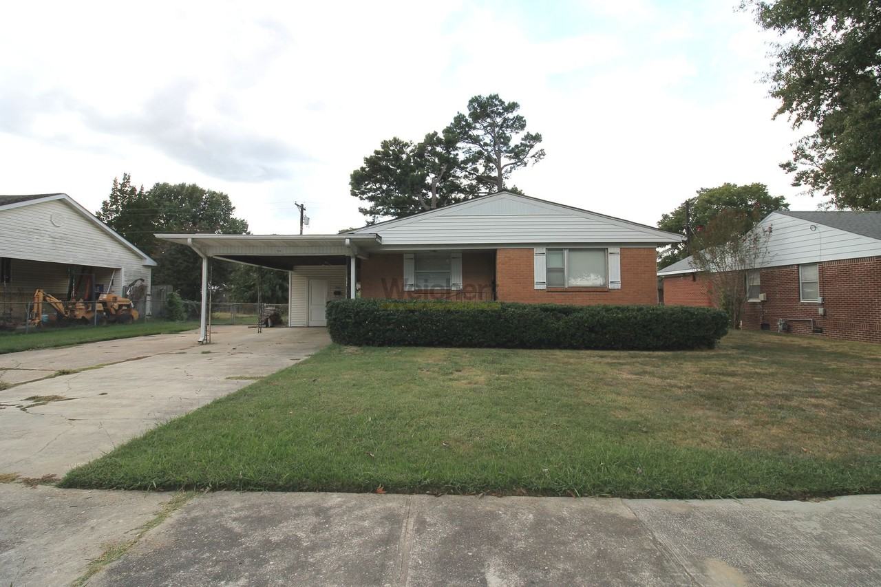 1924 Hillcrest Dr - Photo 2 of 13