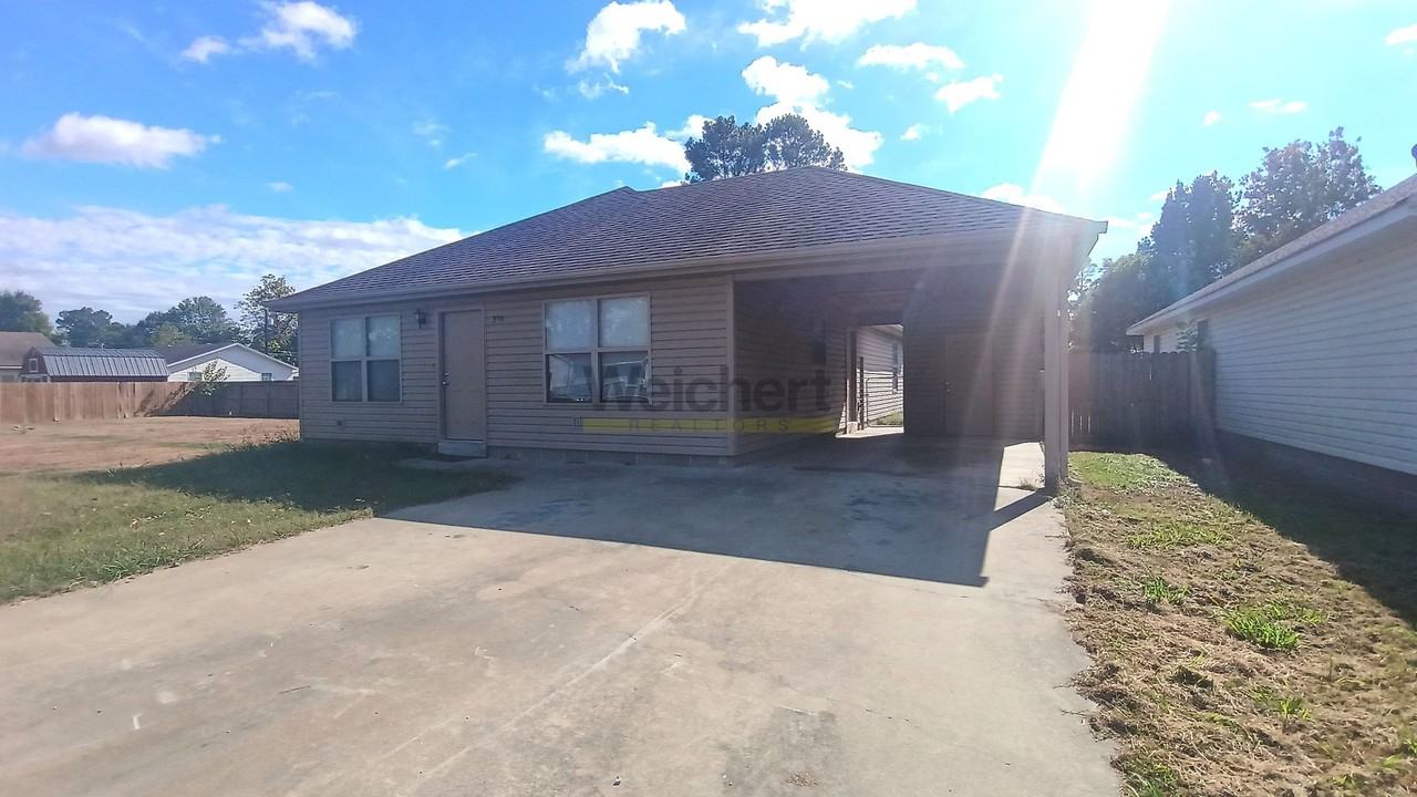 304 C St - Photo 2 of 3