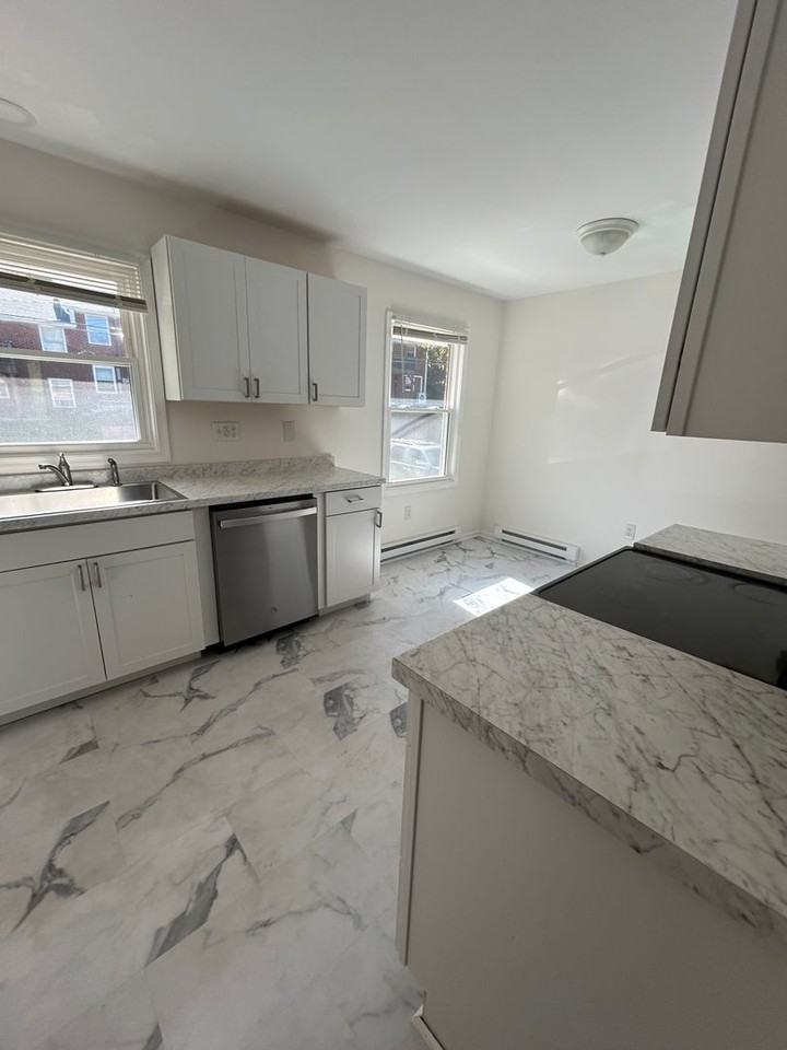 312 Reynolds St - Photo 3 of 15