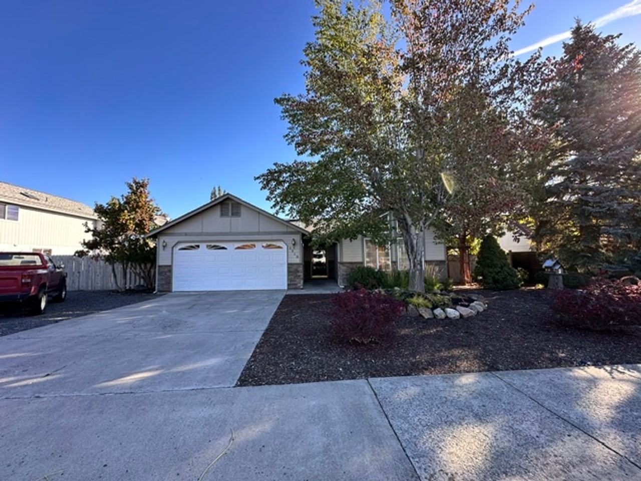 3713 Sw Volcano Ave - Photo 2 of 33