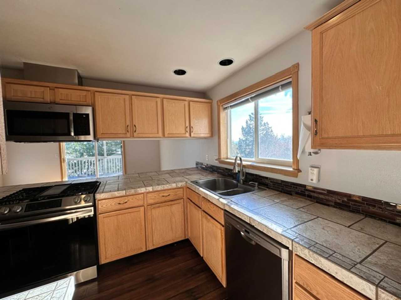 3713 Sw Volcano Ave - Photo 7 of 33
