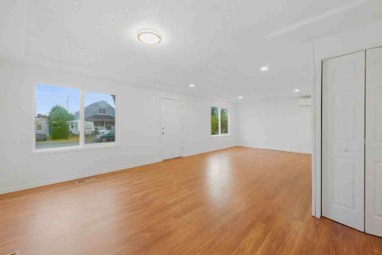 810 E 63rd St - Photo 5 of 40