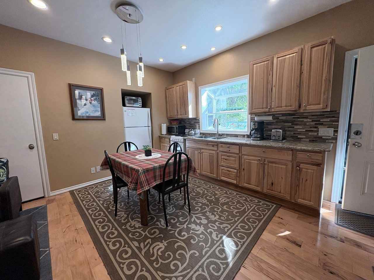 324 Mclaren Ln - Photo 4 of 15