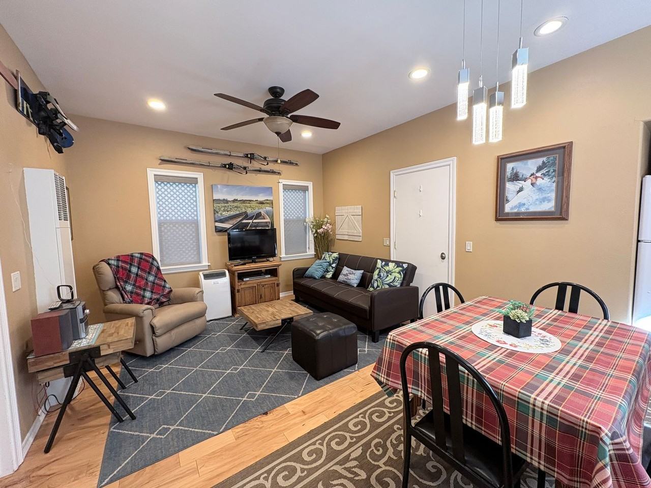 324 Mclaren Ln - Photo 5 of 15