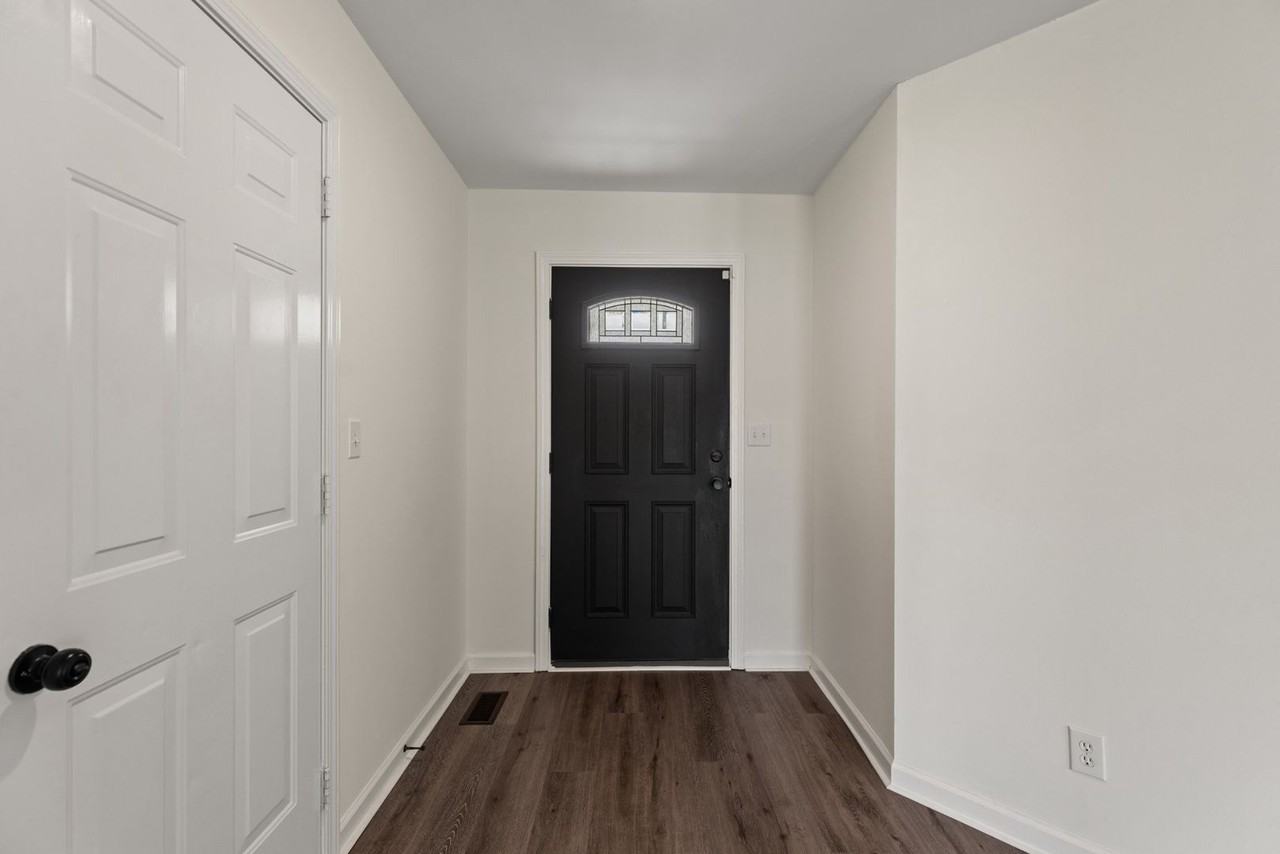 3105 Larson Ln - Photo 3 of 28