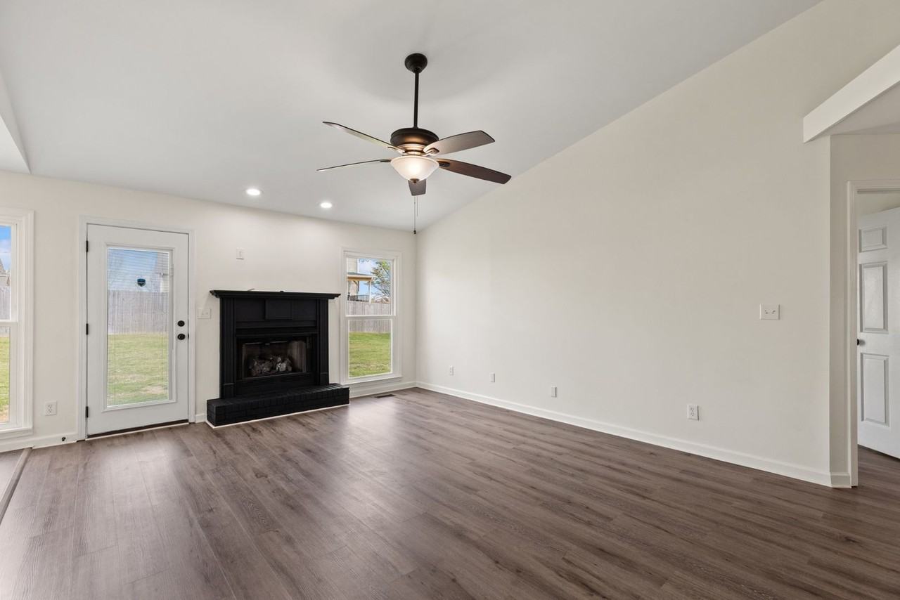 3105 Larson Ln - Photo 4 of 28