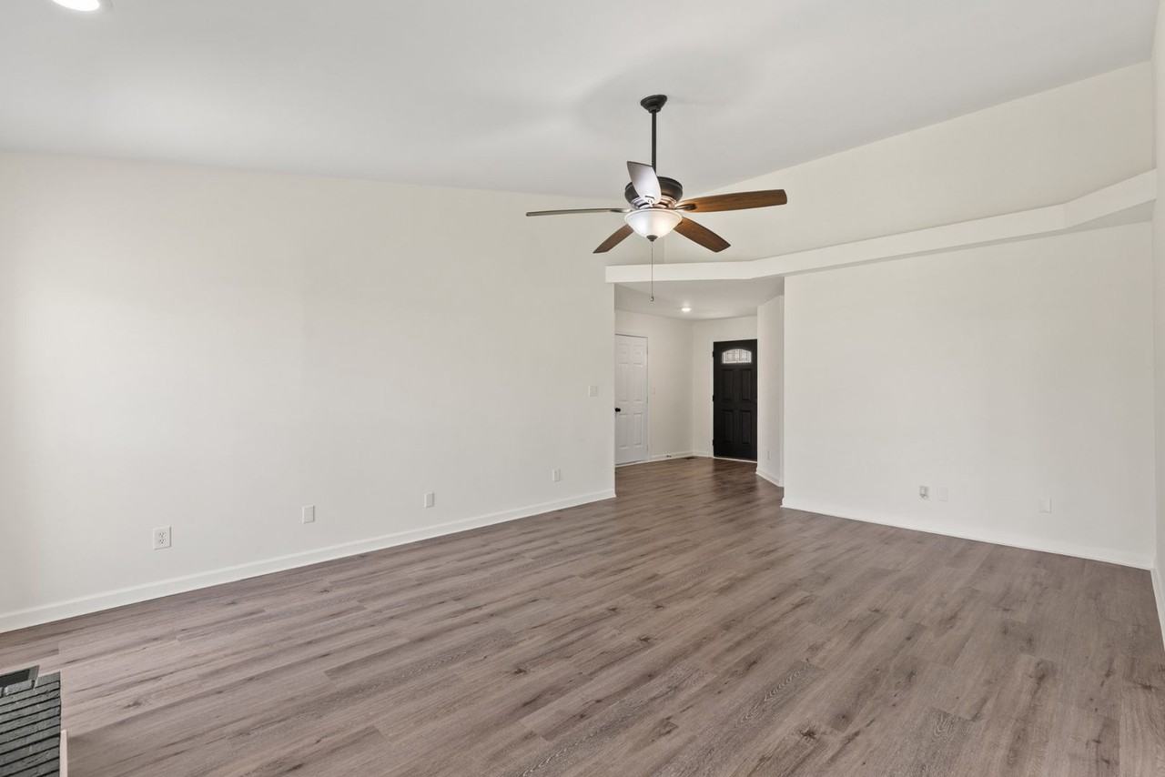 3105 Larson Ln - Photo 5 of 28