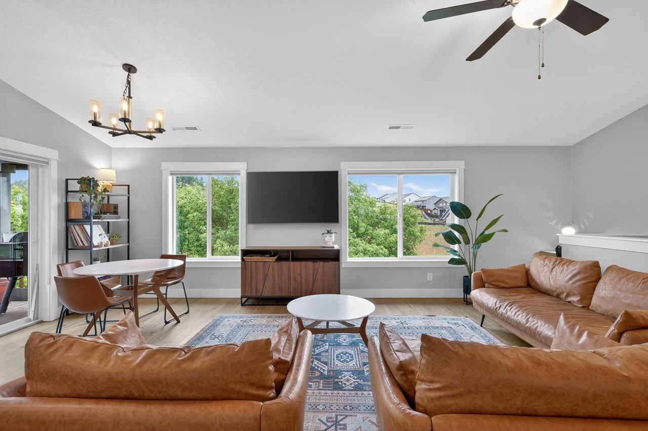 184 Nw Brookside - Photo 4 of 50