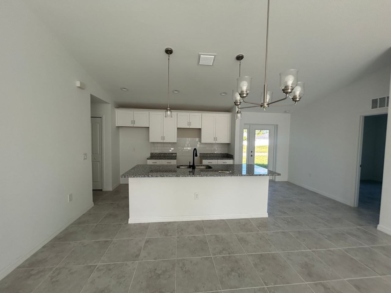 3705 Ne 12th Pl - Photo 3 of 20