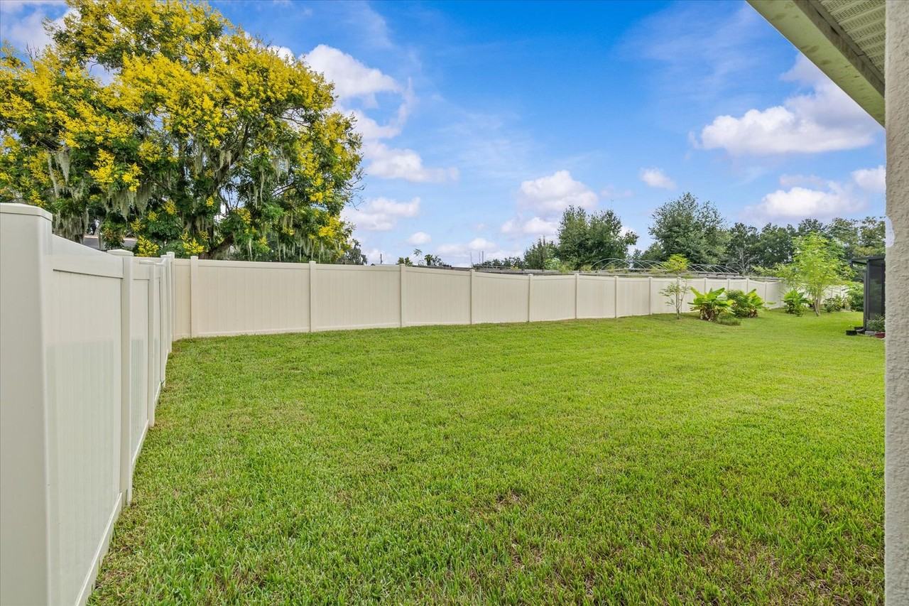 9972 Mesic Woods Ave - Photo 4 of 42