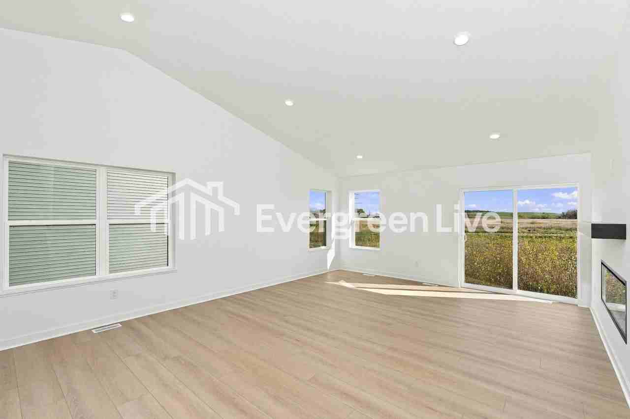2420 Jandell Ave Ne - Photo 7 of 17