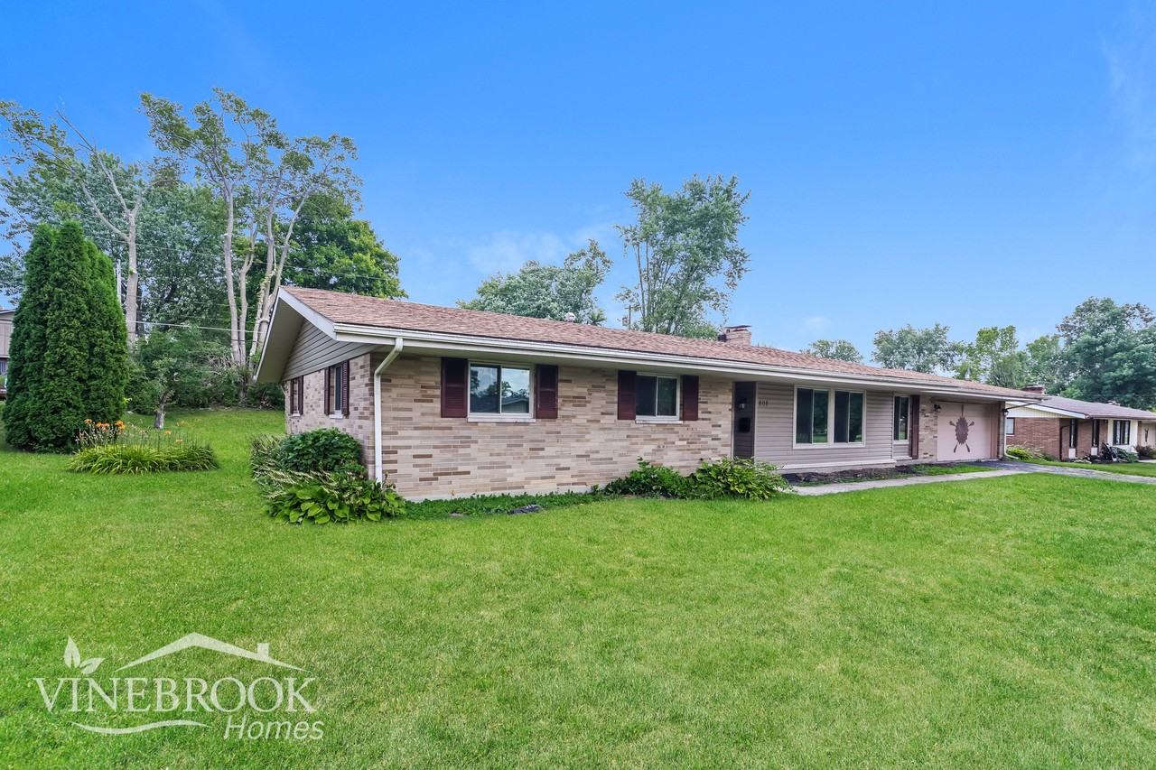 808 Creekside St - Photo 2 of 16