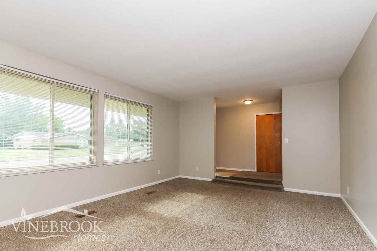 808 Creekside St - Photo 4 of 16