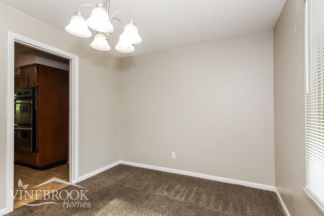 808 Creekside St - Photo 5 of 16