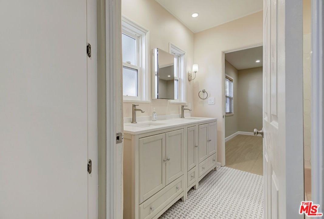 10529 Mount Gleason Ave - Photo 4 of 30