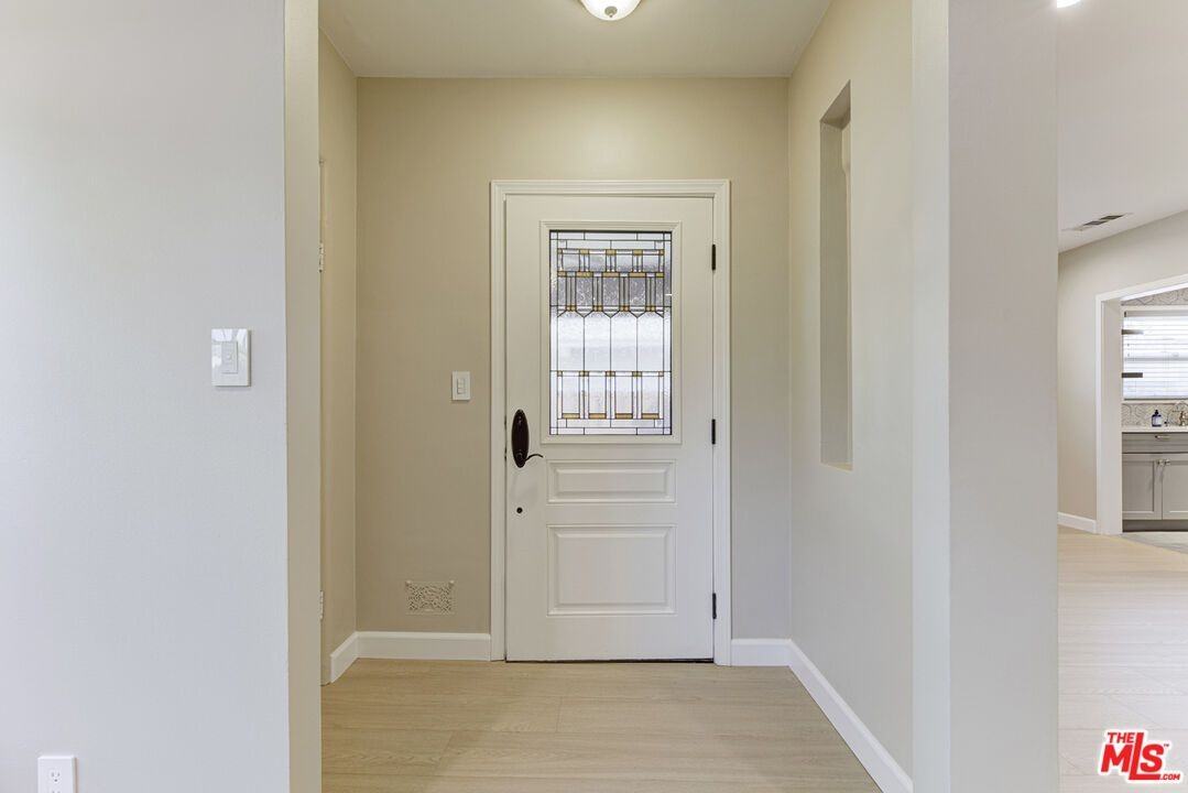 10529 Mount Gleason Ave - Photo 7 of 30