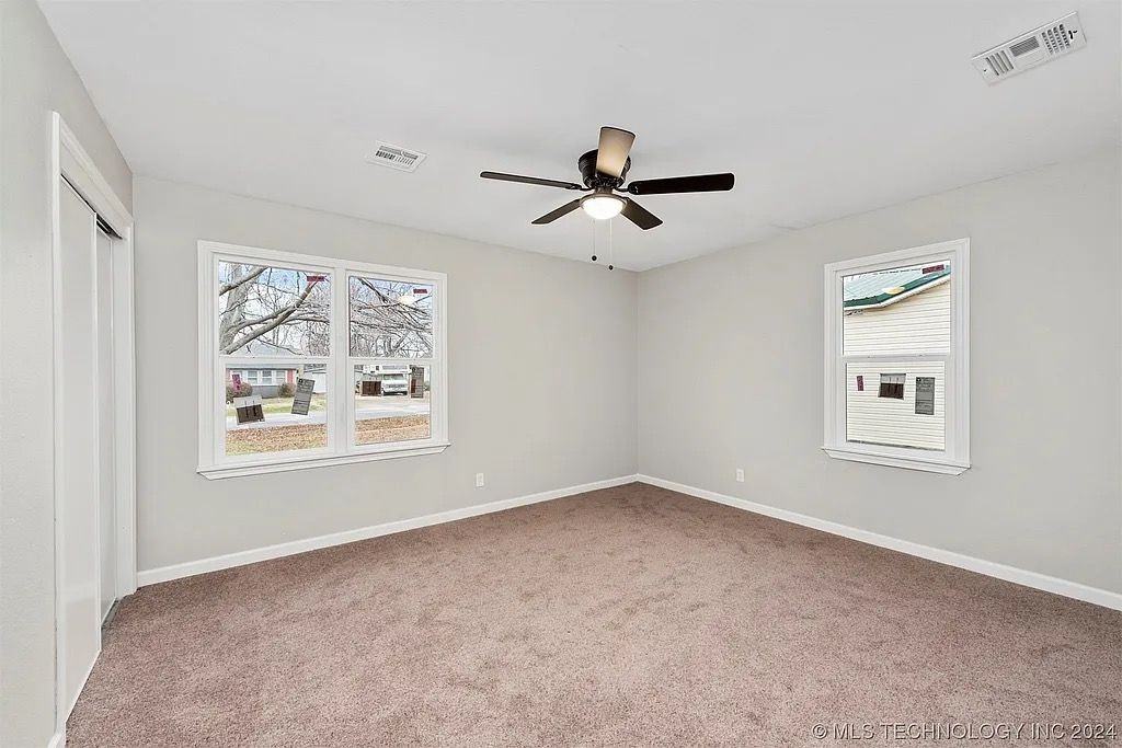 802 Se 7th St - Photo 3 of 6