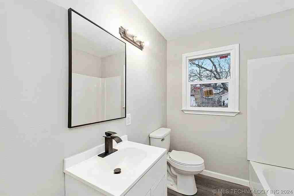 802 Se 7th St - Photo 4 of 6