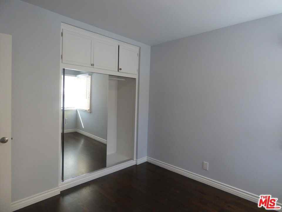 1844 S Barrington Ave - Photo 3 of 5
