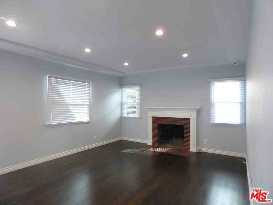 1844 S Barrington Ave - Photo 4 of 5