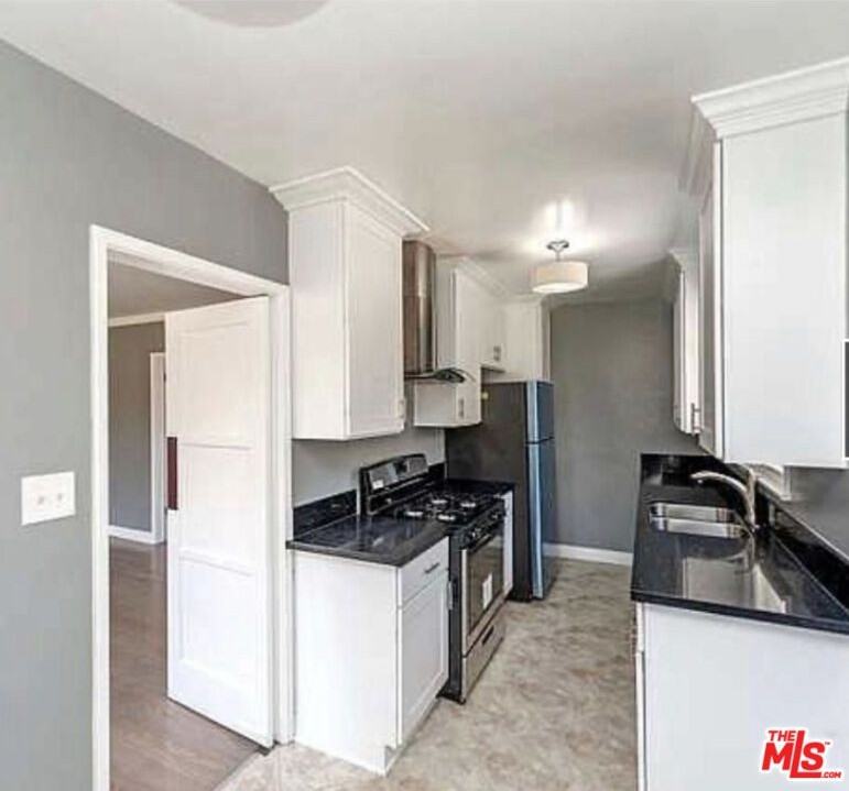 852 11th St ##D - Photo 3 of 12
