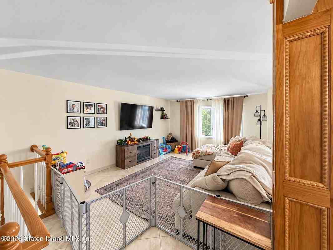 758 Maguire Ave - Photo 3 of 23