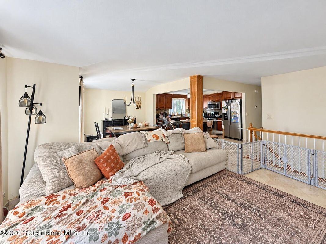 758 Maguire Ave - Photo 5 of 23