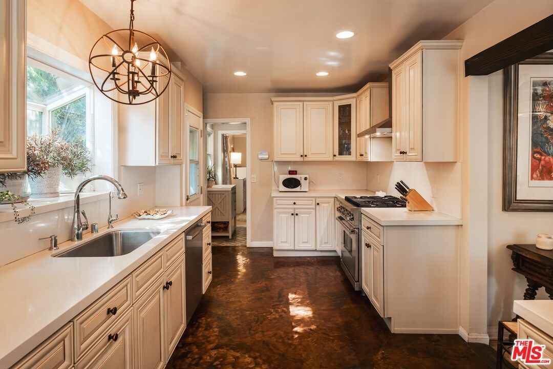 153 S La Peer Dr - Photo 3 of 14