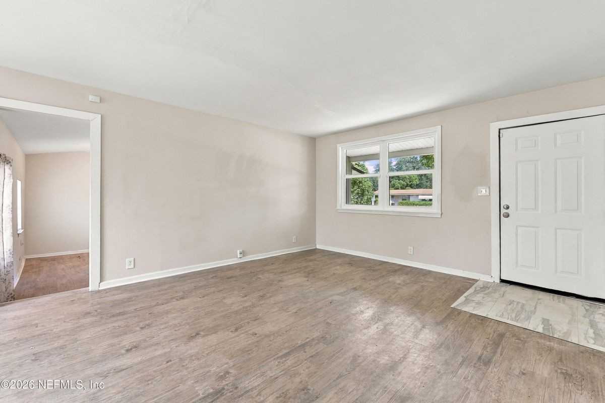 7328 Warner Dr - Photo 5 of 33