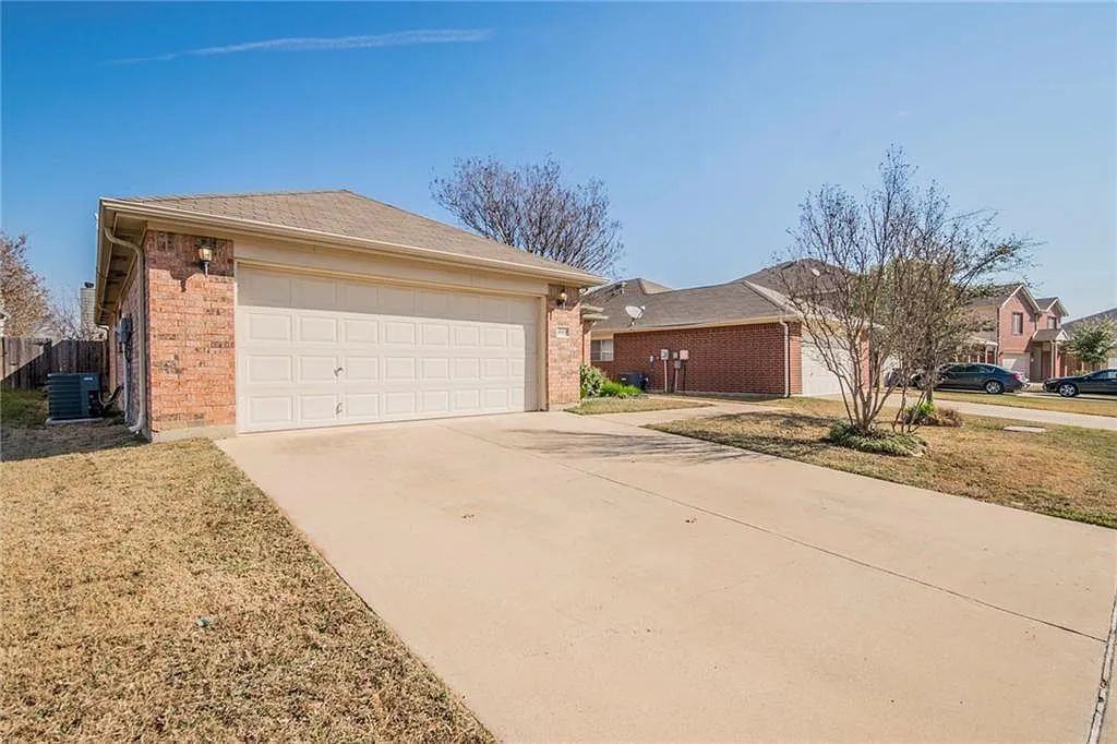 4869 Trail Hollow Dr - Photo 2 of 16