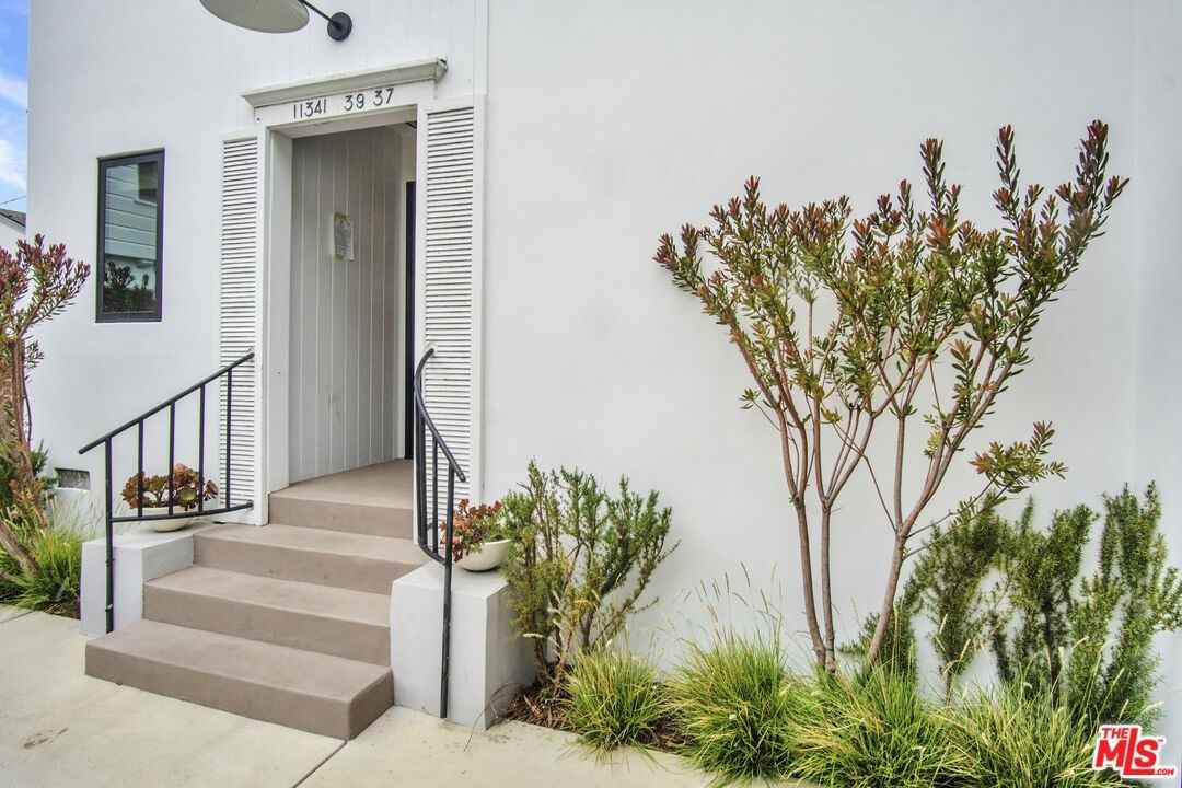 11339 Montana Ave - Photo 3 of 17
