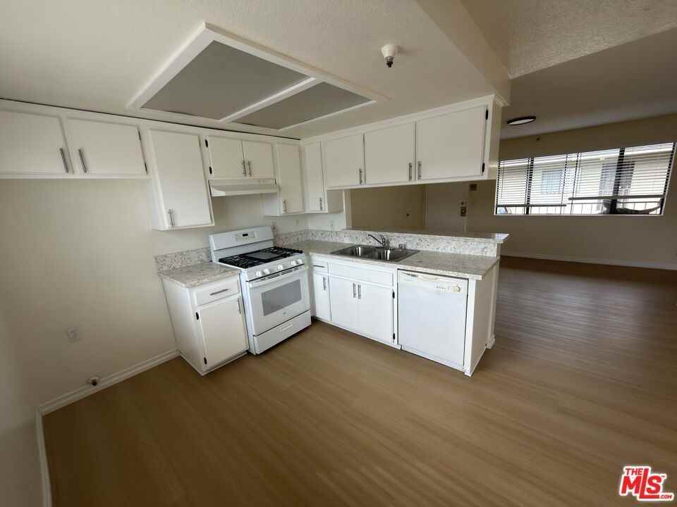 4467 W 120th St ##7 - Photo 5 of 13