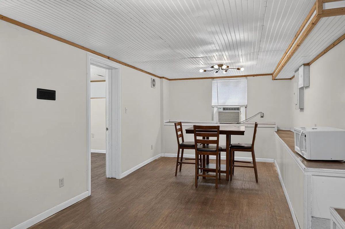 837 Clark St ##B - Photo 3 of 26
