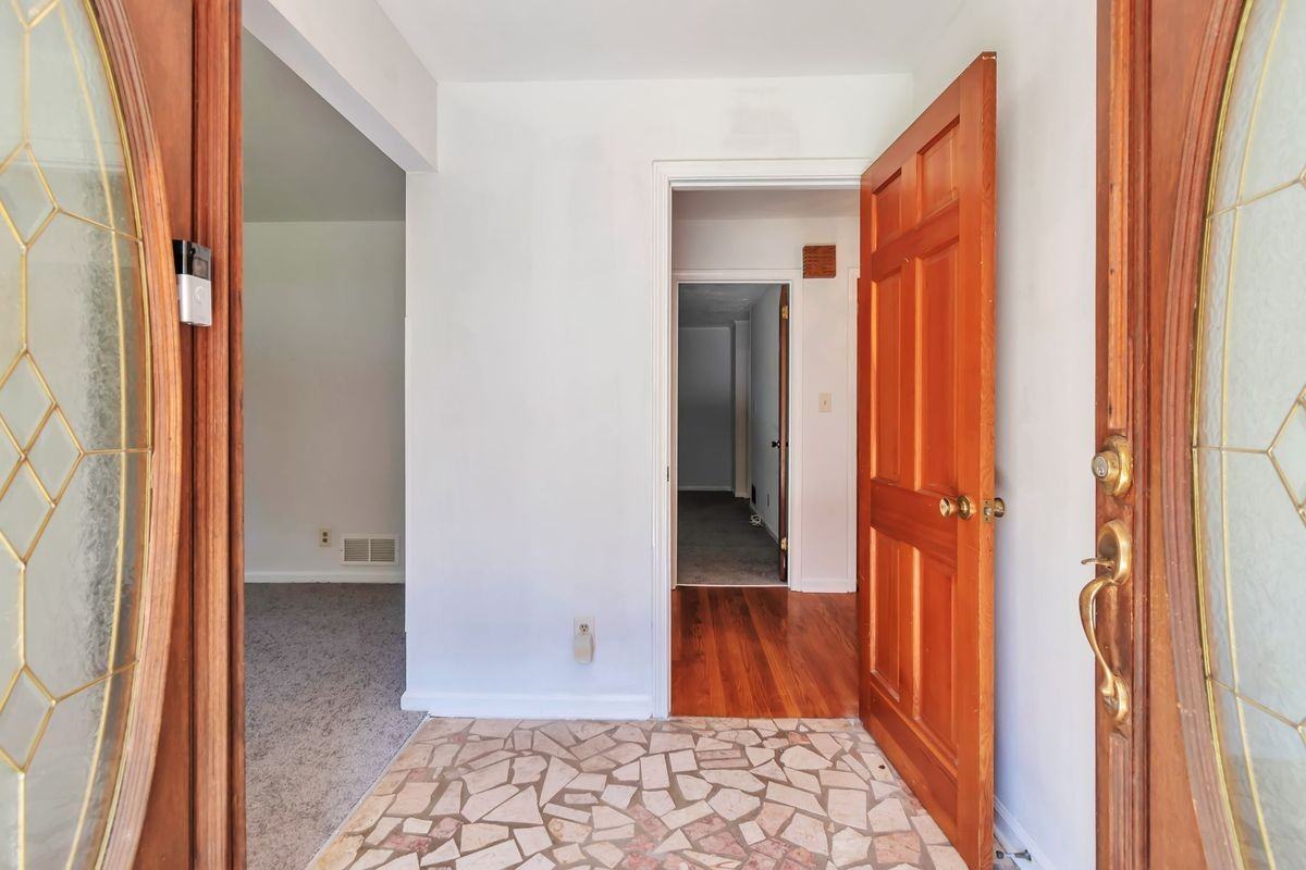 3622 Kings Park Way - Photo 4 of 25