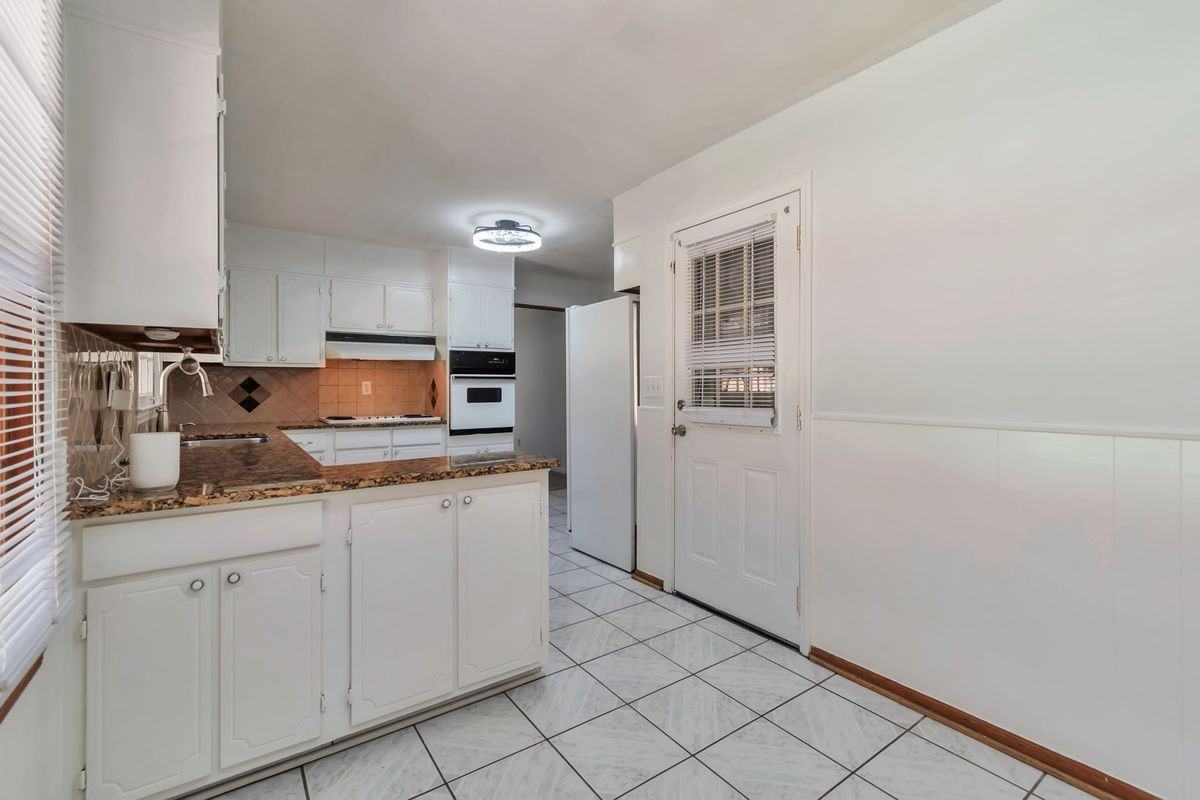 3622 Kings Park Way - Photo 7 of 25