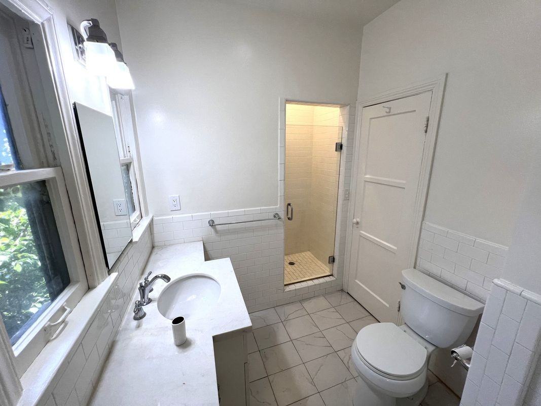 113 N Flores St - Photo 4 of 9