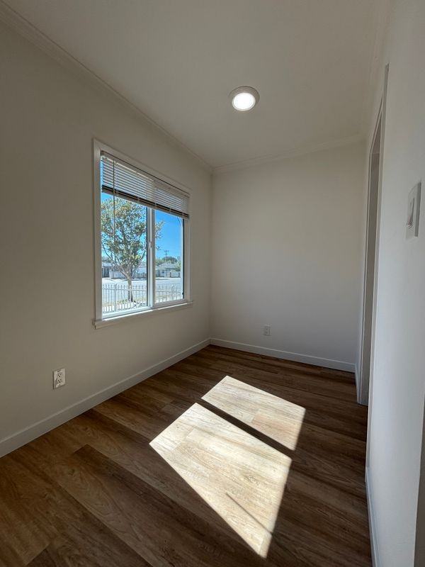 11233 Victory Blvd - Photo 4 of 9