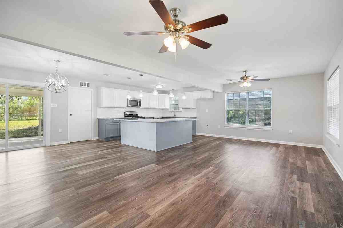 9046 Kingcrest Pkwy - Photo 3 of 15